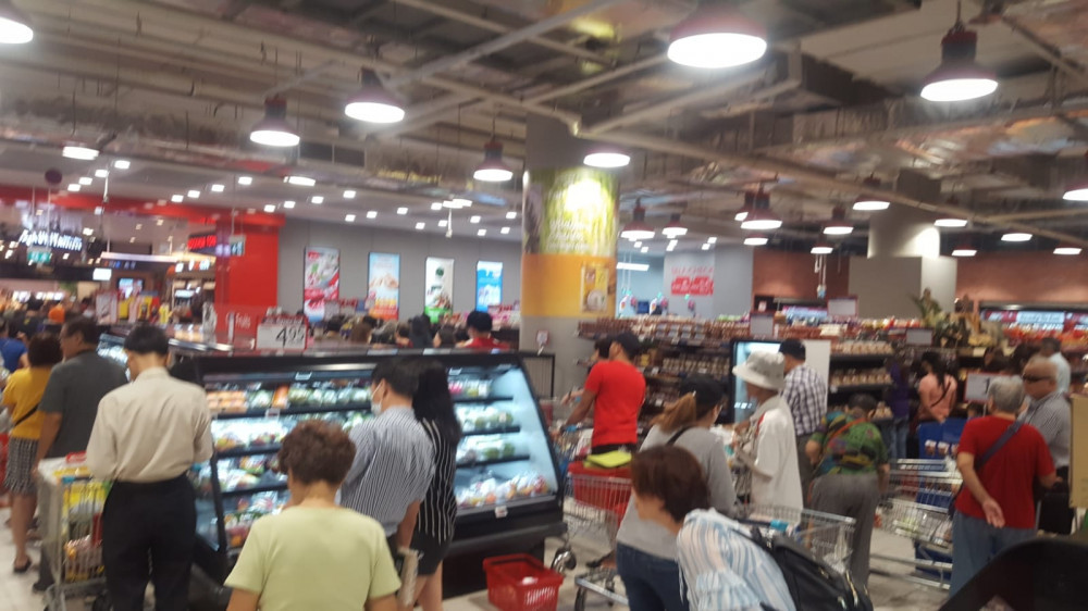 long queue at supermarket check out, @cheeshi
